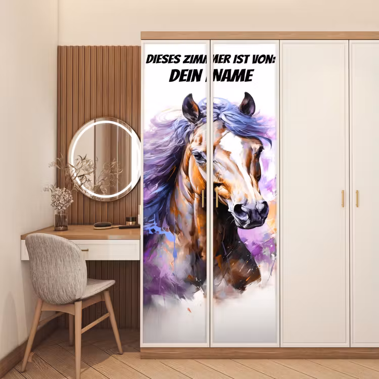 Gemaltes Pferd mit fließender Mähne und personalisierbarem Text oben. deurposter klein -sfeer3