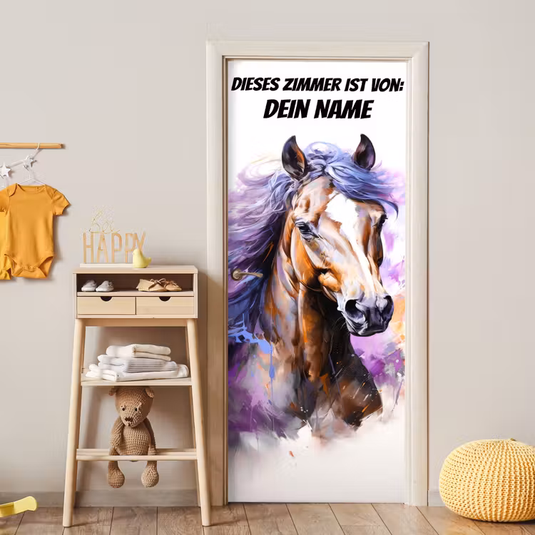 Gemaltes Pferd mit fließender Mähne und personalisierbarem Text oben. deurposter klein -sfeer4