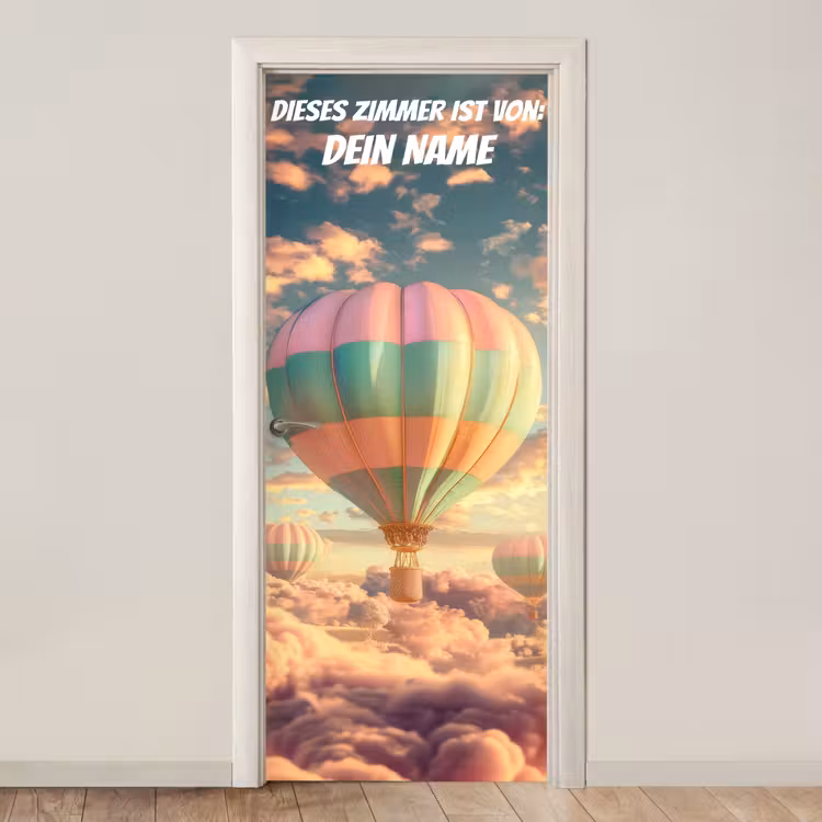 Heißluftballon über Wolken mit Namensfeld. deurposter klein -3d_beige