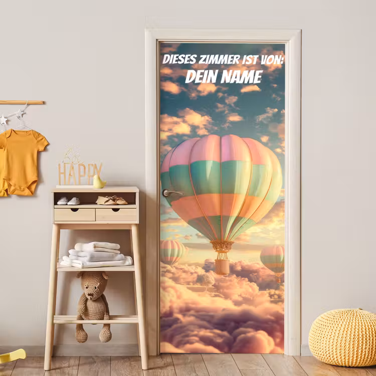 Heißluftballon über Wolken mit Namensfeld. deurposter klein -sfeer4