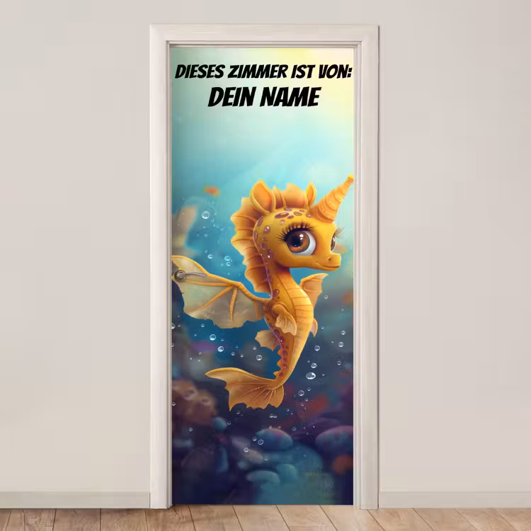 Niedliches Seepferdchen mit Flügeln unter Wasser. deurposter klein -3d_beige
