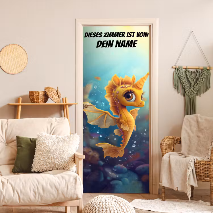 Niedliches Seepferdchen mit Flügeln unter Wasser. deurposter klein -sfeer2