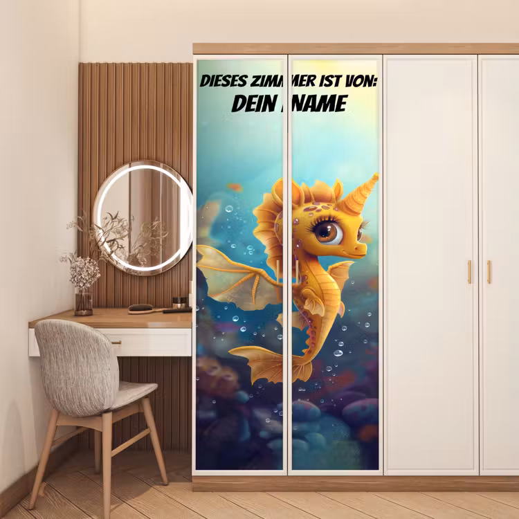Niedliches Seepferdchen mit Flügeln unter Wasser. deurposter klein -sfeer3