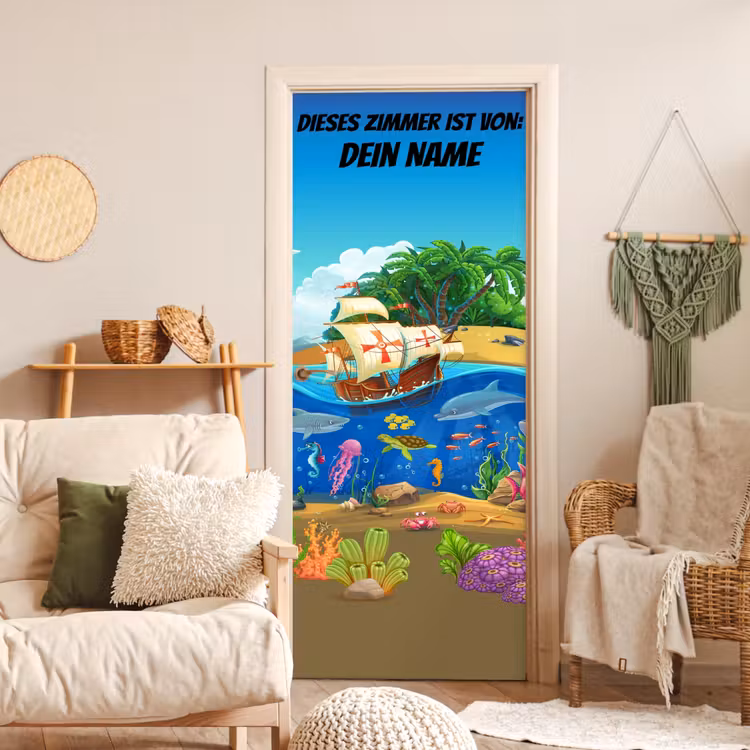 Piratenschiff am Strand mit bunter Unterwasserwelt. deurposter klein -sfeer2
