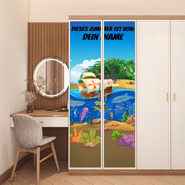 Piratenschiff am Strand mit bunter Unterwasserwelt. deurposter klein -sfeer3