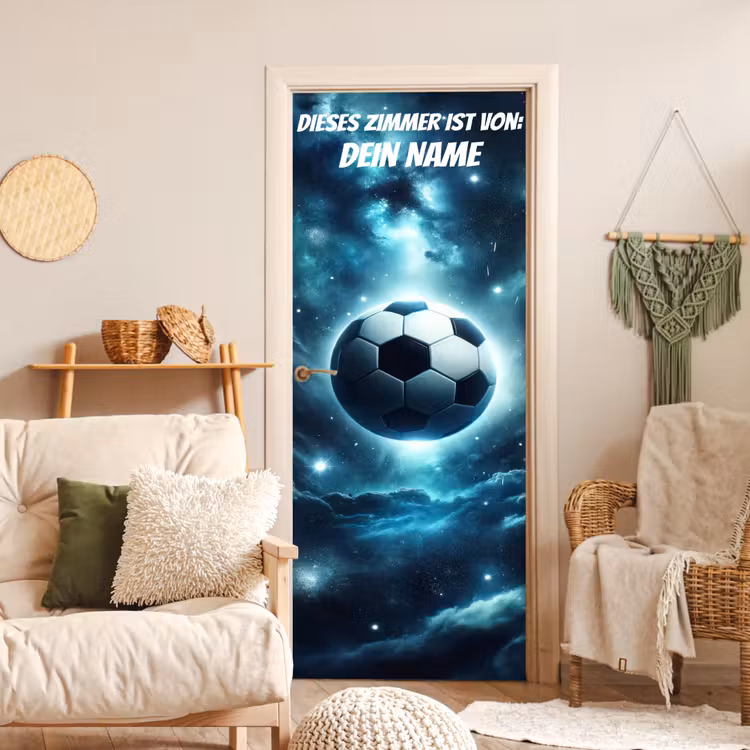 Schwebender Fußball im Weltraum mit Namensfeld. deurposter klein -sfeer2