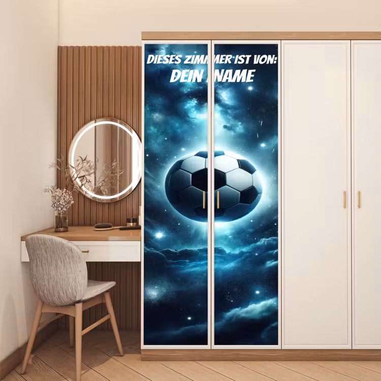 Schwebender Fußball im Weltraum mit Namensfeld. deurposter klein -sfeer3