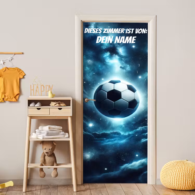 Schwebender Fußball im Weltraum mit Namensfeld. deurposter klein -sfeer4