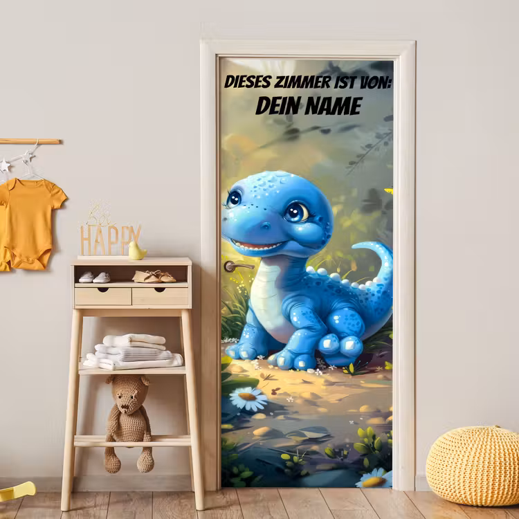 Süßer blauer Dino im Wald mit Namensfeld. deurposter klein -sfeer4