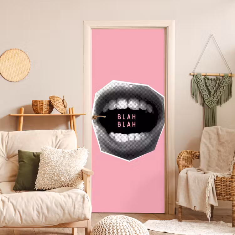 Mond - BLAH BLAH - Roze deurposter klein -sfeer2