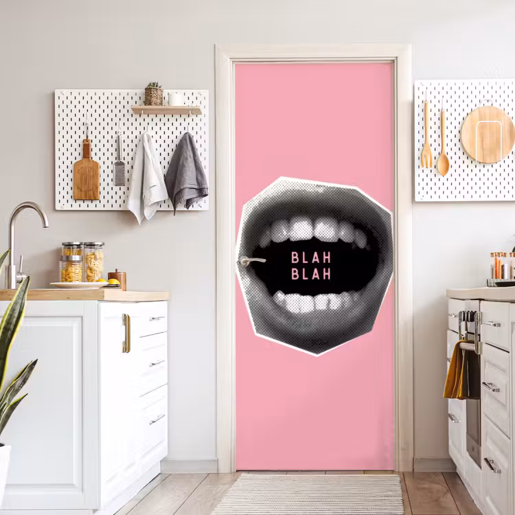 Mond - BLAH BLAH - Roze deurposter klein -sfeer5
