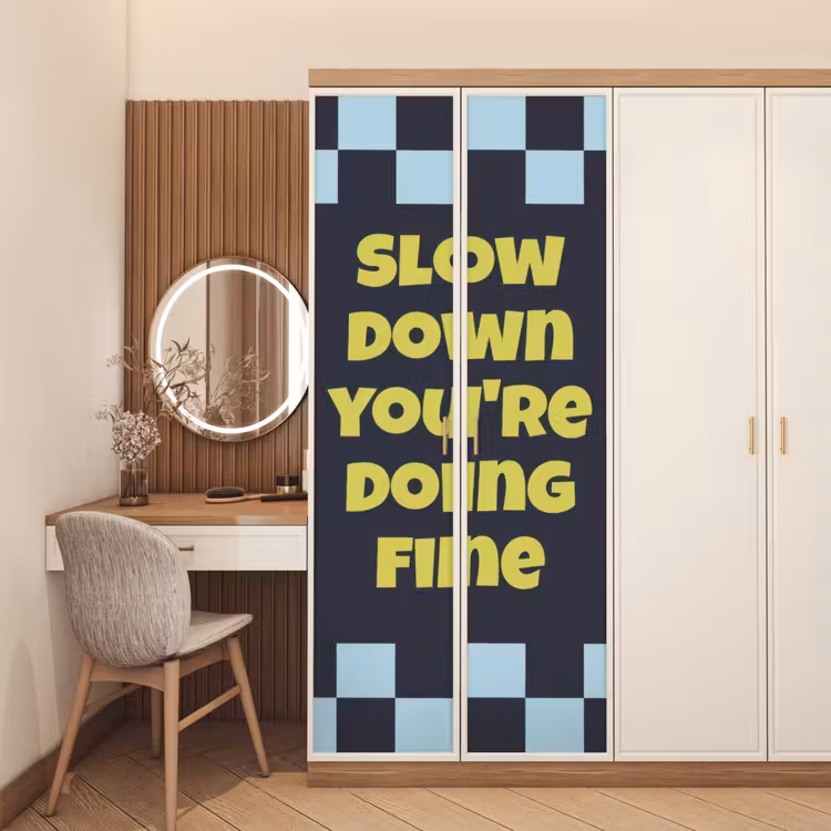 Patroon - Geblok - Blauw - Slow down you're doing fine deurposter klein -sfeer3