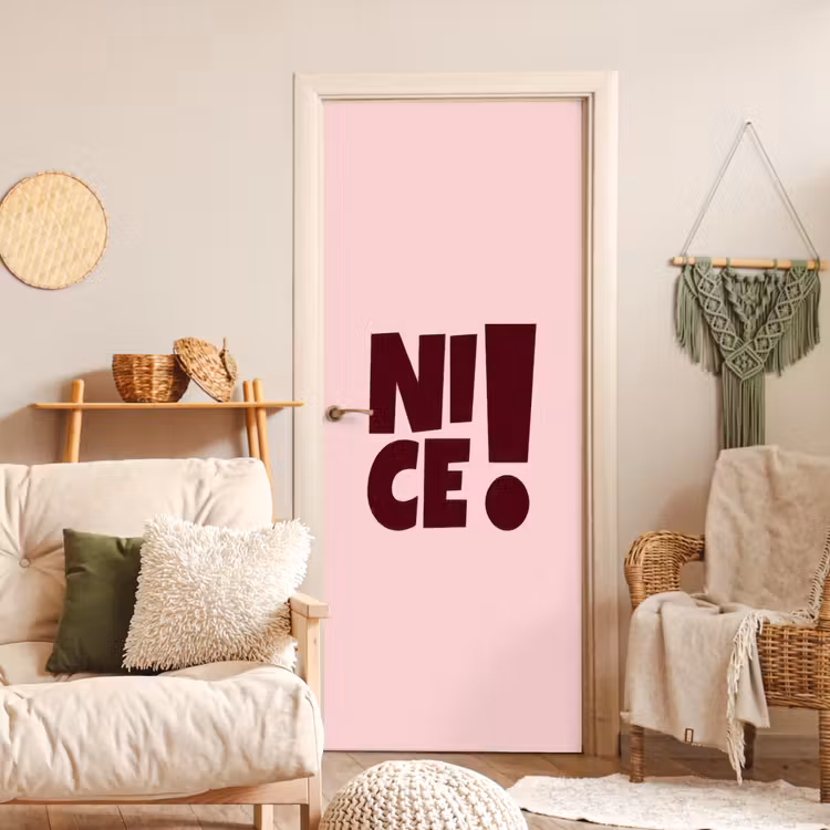 Nice - Uitroepteken - Roze deurposter klein -sfeer2