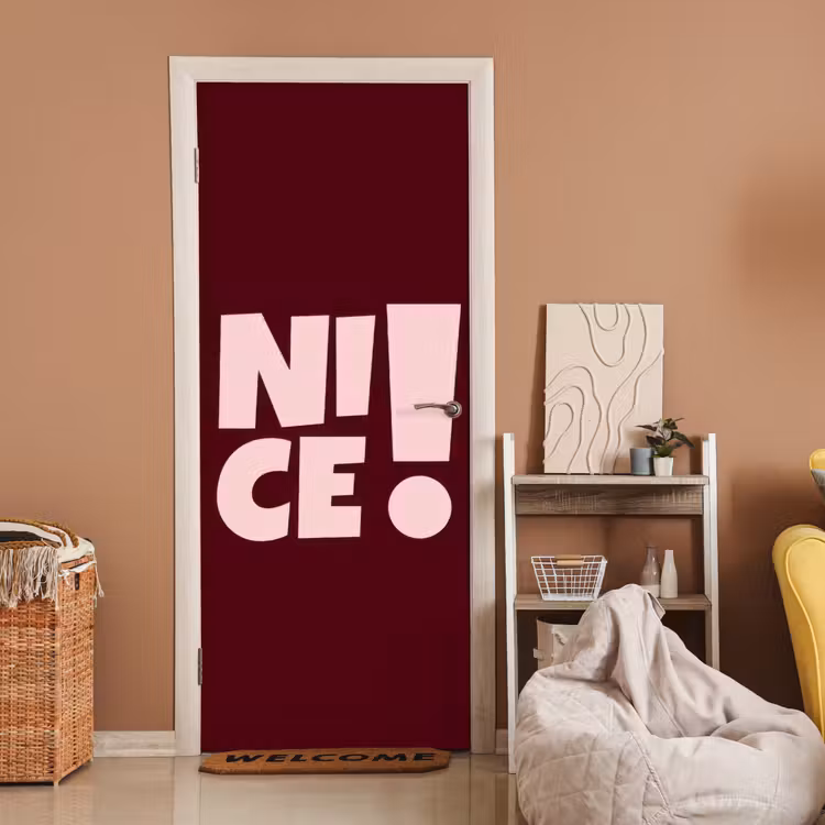 Nice - Uitroepteken - Rood deurposter klein -sfeer1