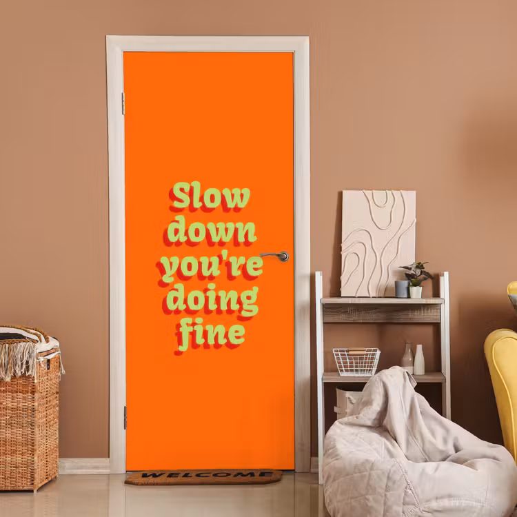 Oranje - Slow down you're doing fine - Retro deurposter klein -sfeer1