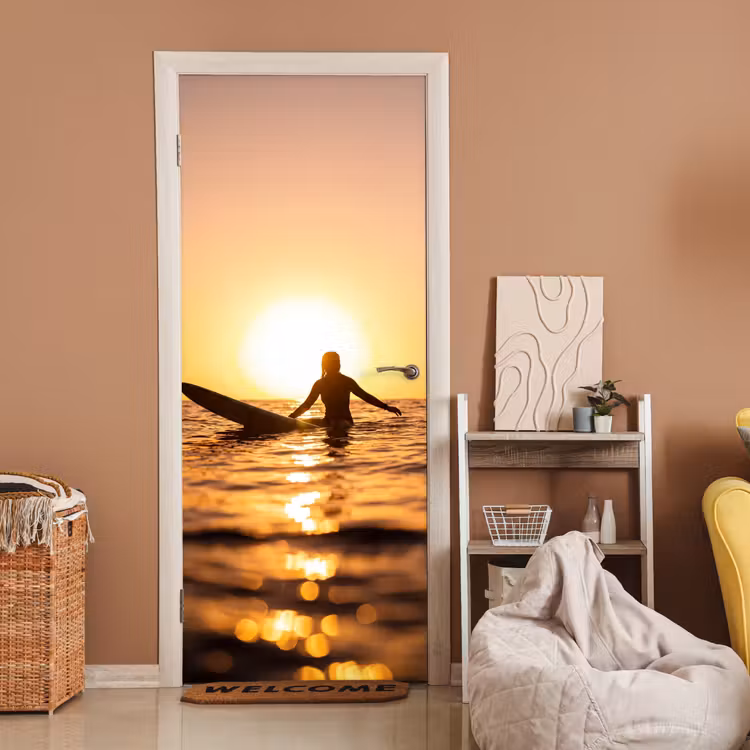Persoon - Surfen - Zonsondergang - Zee - Oranje deurposter klein -sfeer1