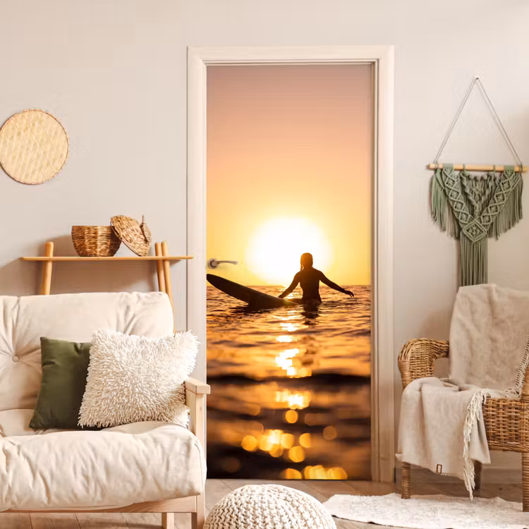 Persoon - Surfen - Zonsondergang - Zee - Oranje deurposter klein -sfeer2