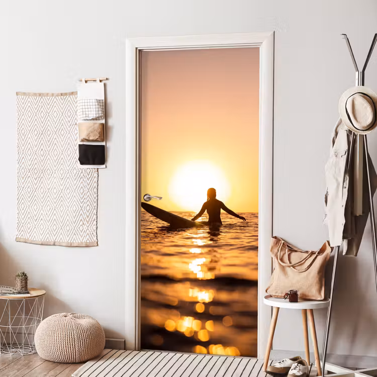 Persoon - Surfen - Zonsondergang - Zee - Oranje deurposter klein -sfeer6