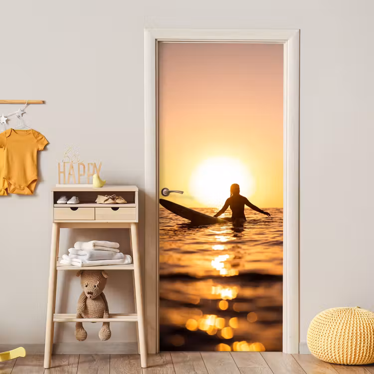 Persoon - Surfen - Zonsondergang - Zee - Oranje deurposter klein -sfeer4
