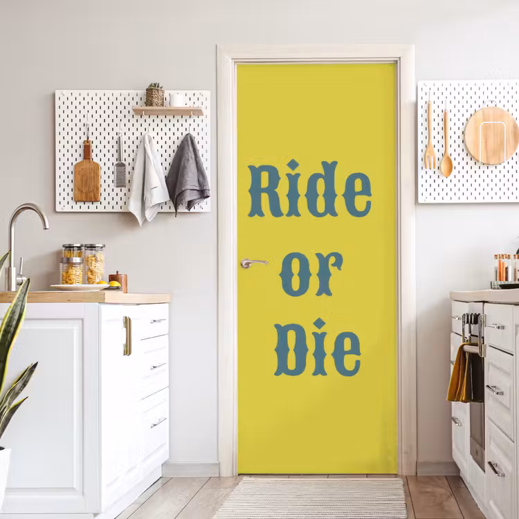 Ride or die - Geel - Blauw deurposter klein -sfeer5
