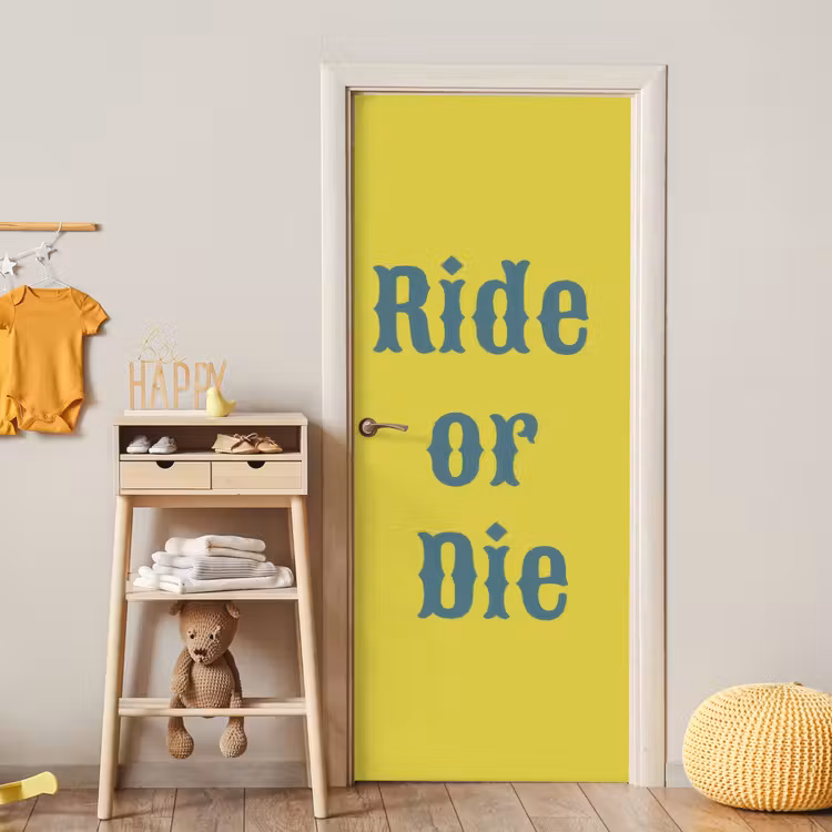 Ride or die - Geel - Blauw deurposter klein -sfeer4