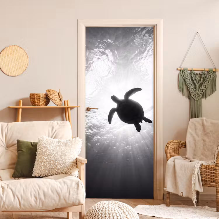 Schildpad - Onderwater - Lichtstralen - Oceaan - Zwart-wit deurposter klein -sfeer2