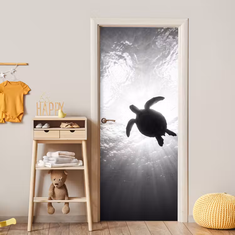 Schildpad - Onderwater - Lichtstralen - Oceaan - Zwart-wit deurposter klein -sfeer4