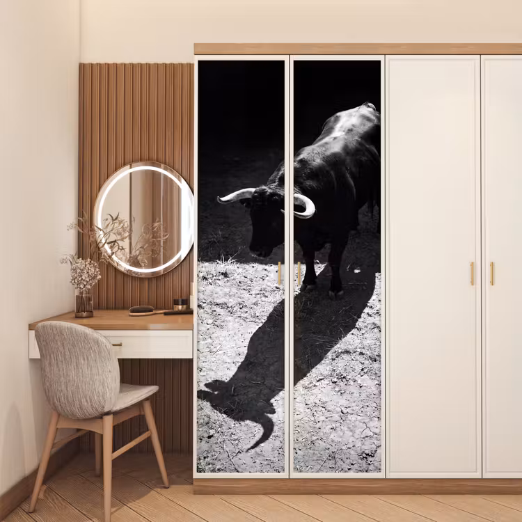 Stier - Schaduw - Dieren - Contrast - Zwart-wit deurposter klein -sfeer3