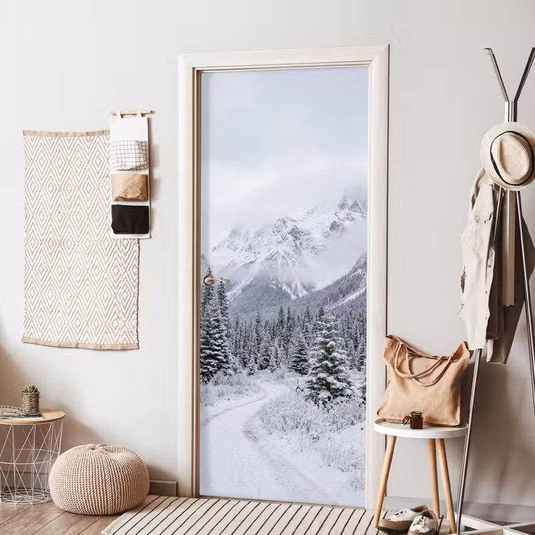 Weg - Bergen - Sneeuw - Naaldbos - Avontuurlijk deurposter klein -sfeer6