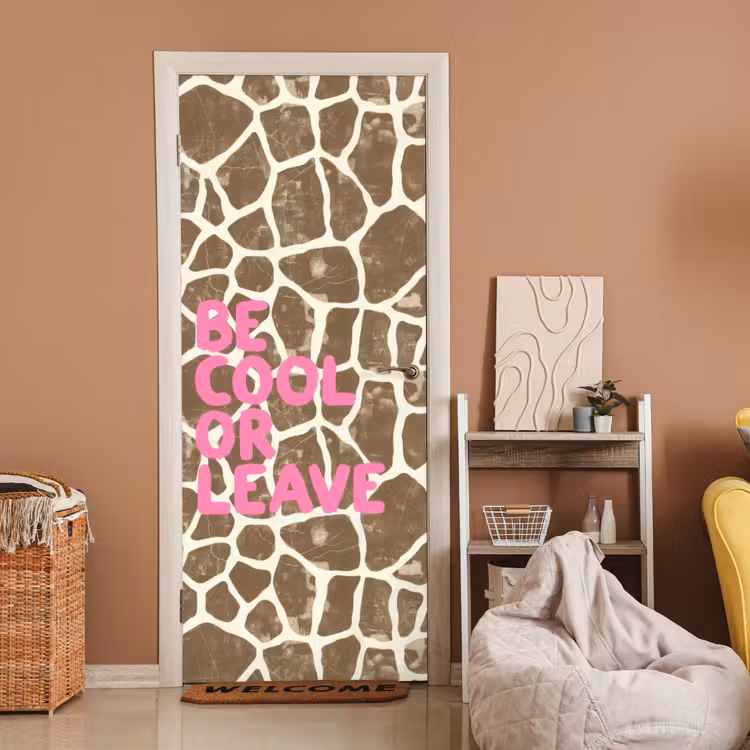 Tekst - Be cool or leave - Roze - Giraffenprint deurposter klein -sfeer1