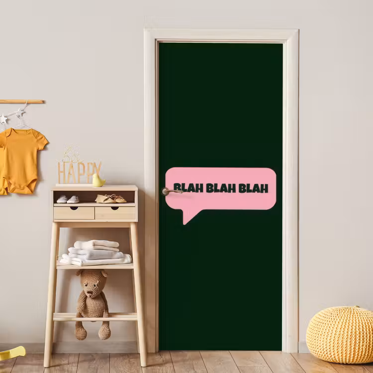 Tekstwolk - BLAH BLAH BLAH - Roze deurposter klein -sfeer4