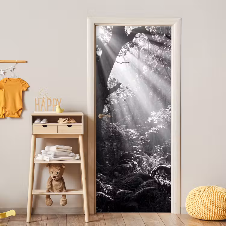 Bos - Lichtstralen - Natuur - Zwart-wit deurposter klein -sfeer4