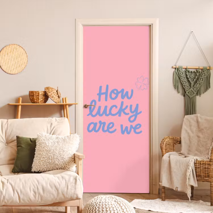How lucky are we - Klavervier - Roze - Blauw deurposter klein -sfeer2