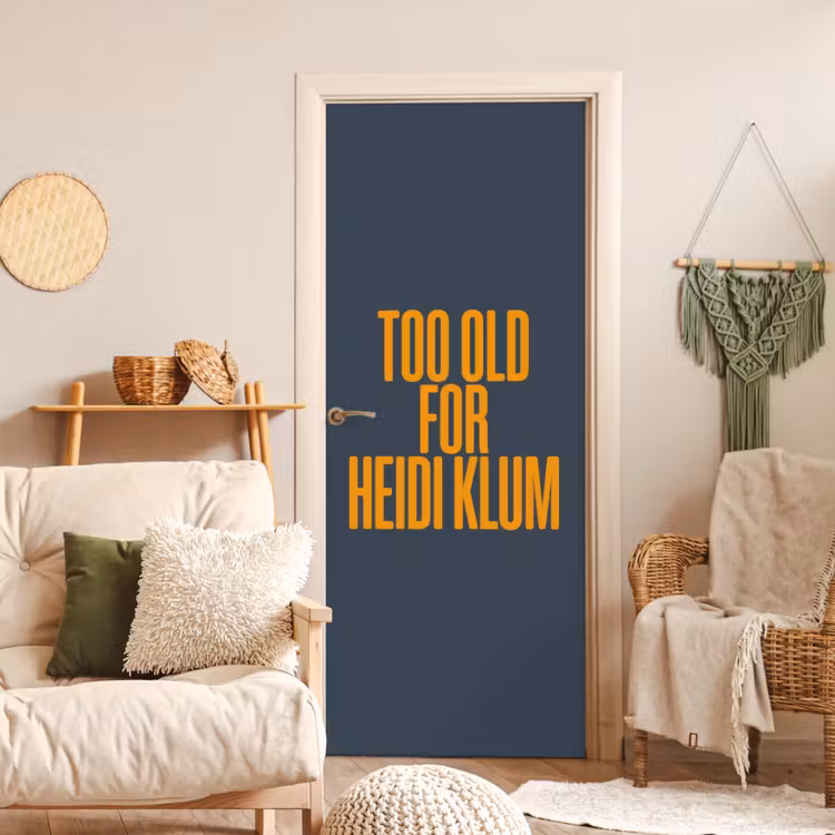 Too old for heidi klum - Geel - Blauw deurposter klein -sfeer2