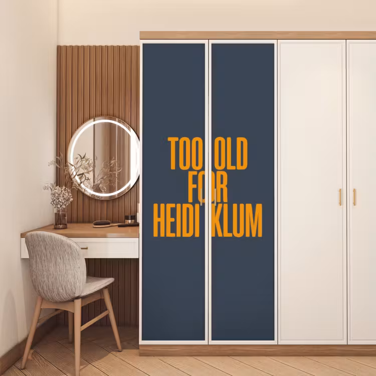 Too old for heidi klum - Geel - Blauw deurposter klein -sfeer3