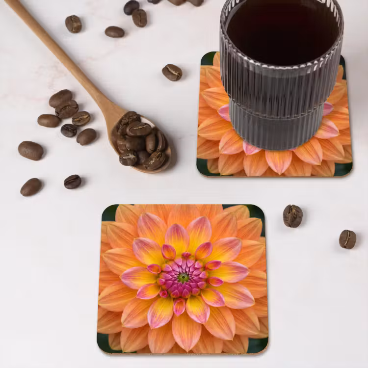 Dahlia - Bloem - Oranje onderzetter kurk middel -sfeer2