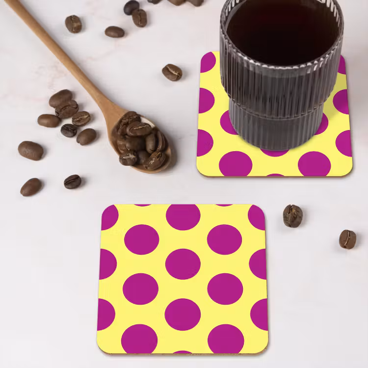 Dots - Klassiek - Geel onderzetter kurk middel 366 -sfeer2