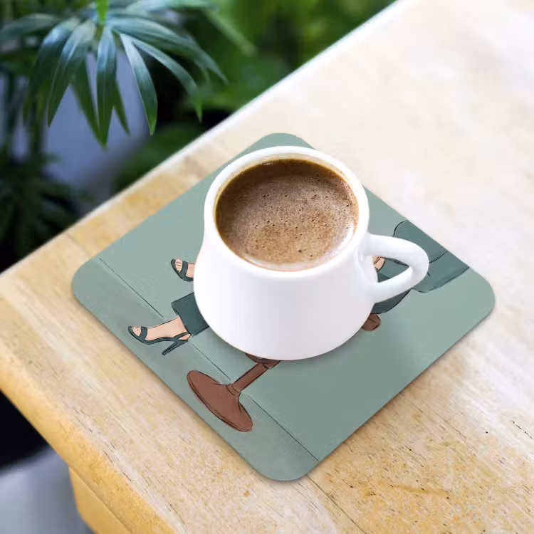 Vrouw - Laptop - Zittend - Illustratie - Groen onderzetter kurk middel -sfeer5