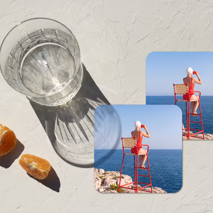 Vrouw - Zee - Kust - Verrekijker - Rood onderzetter kurk middel -sfeer4