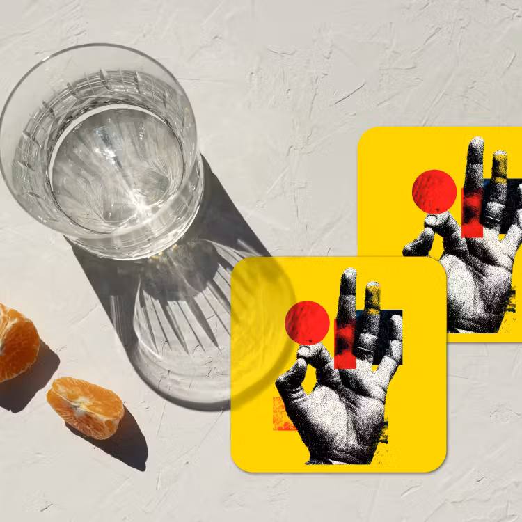 Hand - Rode cirkel - Geel onderzetter kurk middel -sfeer4
