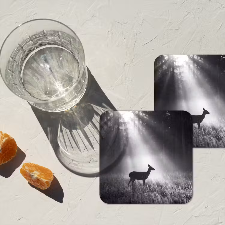 Hert - Bos - Zonnestralen - Zwart-wit - Natuur onderzetter kurk middel -sfeer4