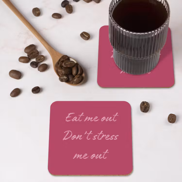 eat me out don't stress me out - Roze - Minimalistisch onderzetter kurk middel -sfeer2