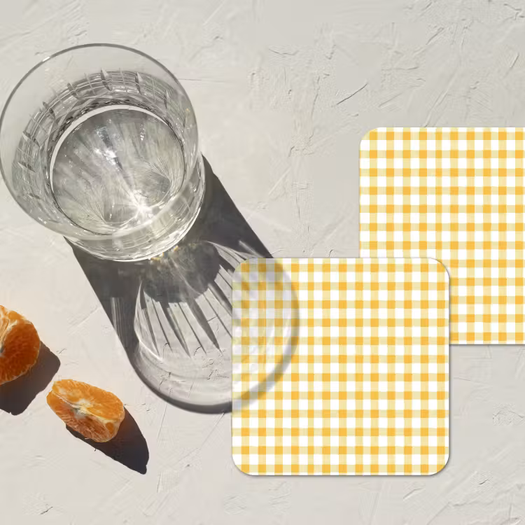 Ruit - Gingham - Klassiek - Geel en Wit onderzetter kurk middel 366 -sfeer4