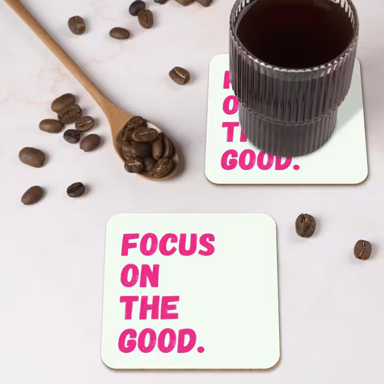 Focus on the good - Beige - Roze onderzetter kurk middel -sfeer2
