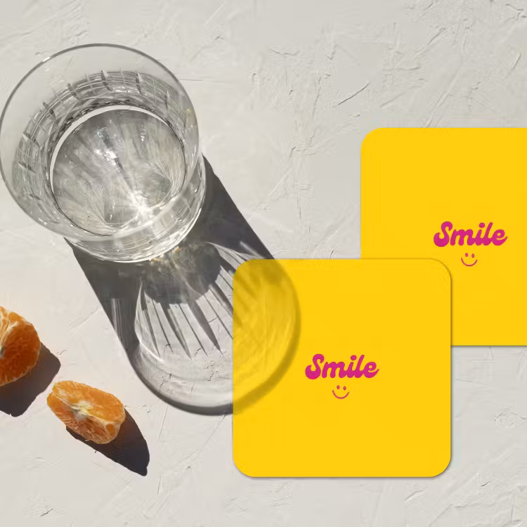 Smile - Geel - Roze onderzetter kurk middel -sfeer4