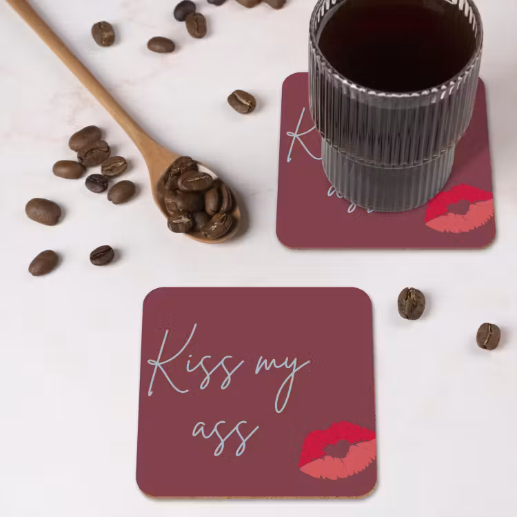 Kiss my ass - Lip - Bordeaux onderzetter kurk middel -sfeer2