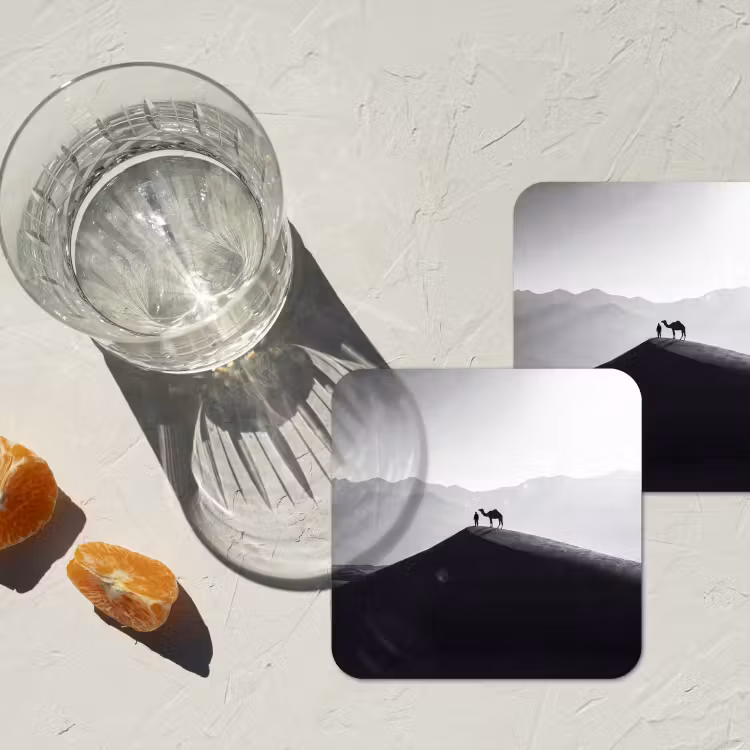 Mens - Kameel - Zandduin - Natuur - Monochroom onderzetter kurk middel -sfeer4