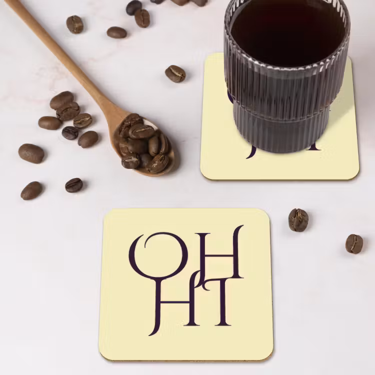 Oh hi - Geel - Monogram onderzetter kurk middel -sfeer2