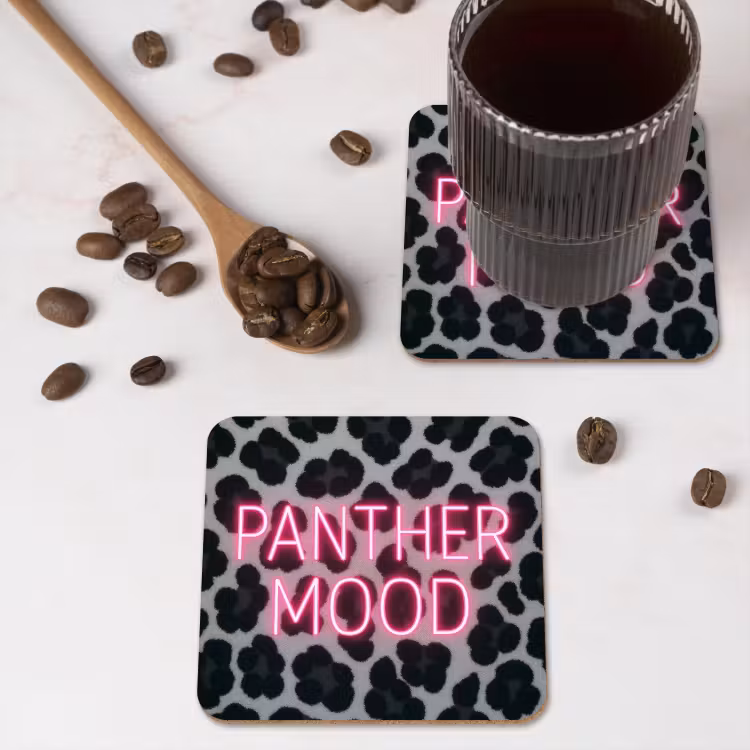 Panterprint - Zwart - Neonletters - Roze onderzetter kurk middel -sfeer2