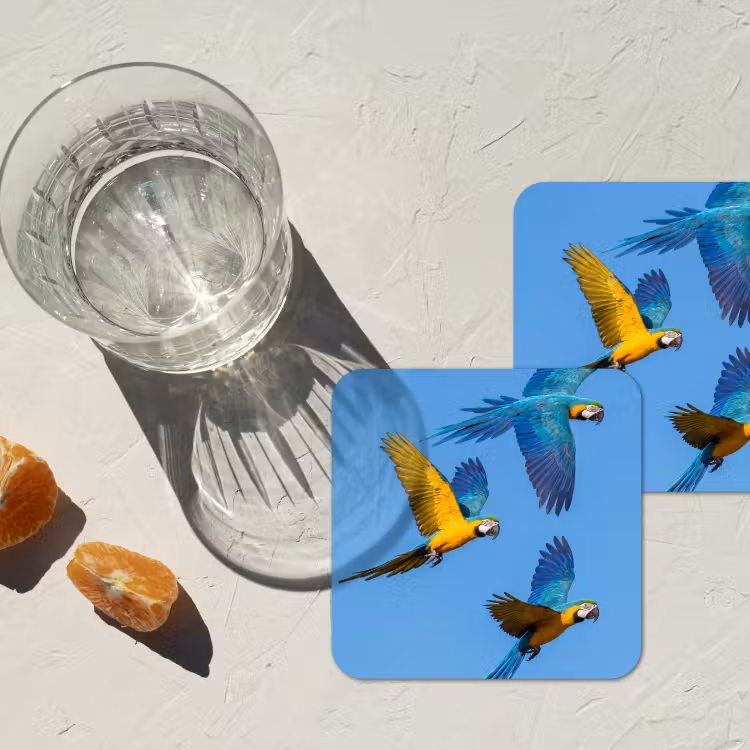 Papagaai - Vliegen - Blauw - Geel onderzetter kurk middel -sfeer4